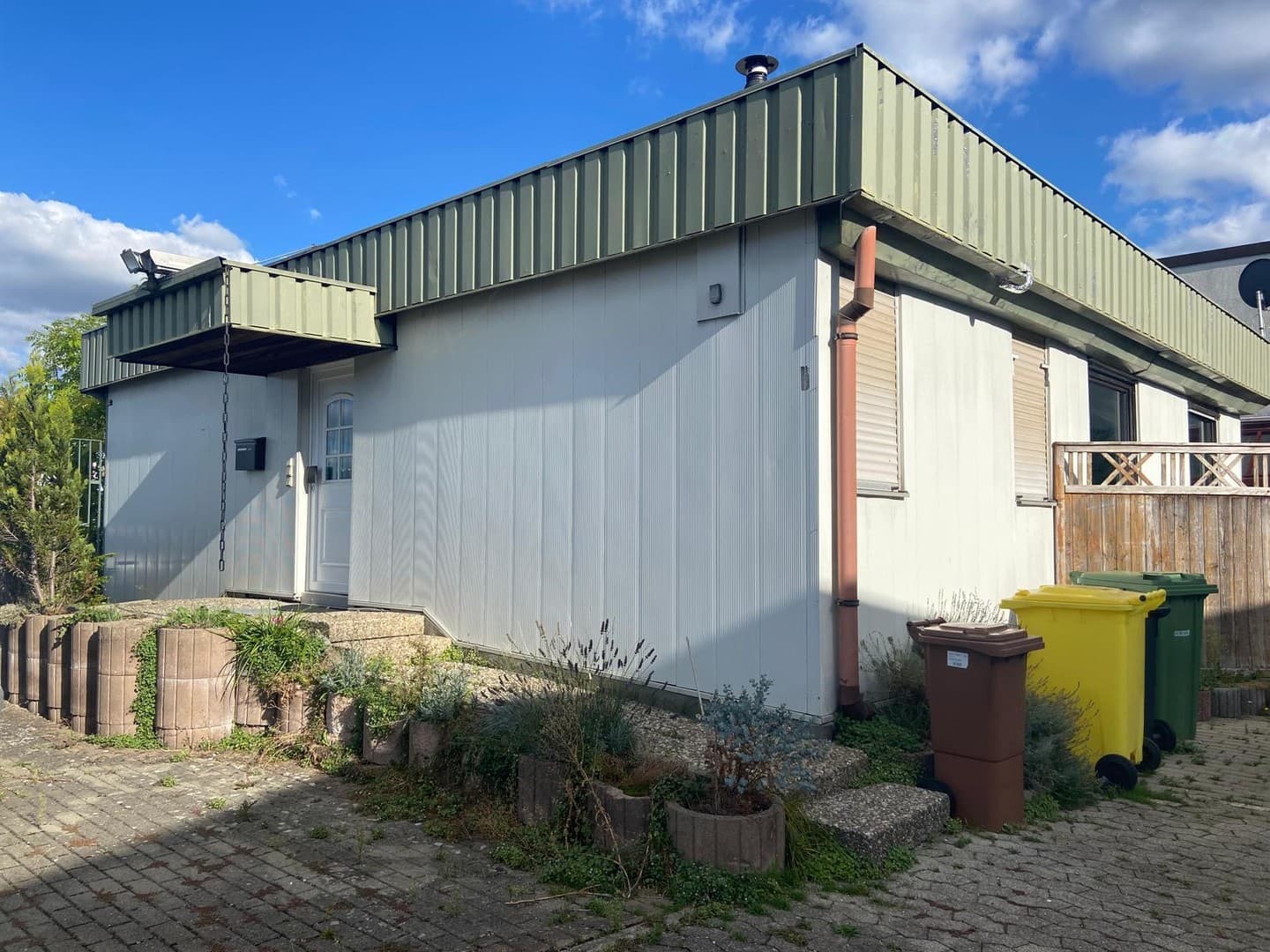 Freistehendes Firmengebäude ca.95 qm - Klimatisiert – Perfekt für Handwerk, Büro, Kleinlager etc.
