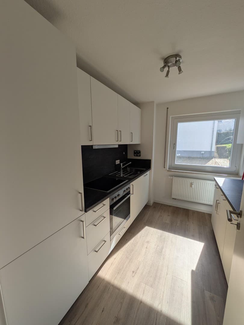 Gut geschnitten mit Küche und Balkon