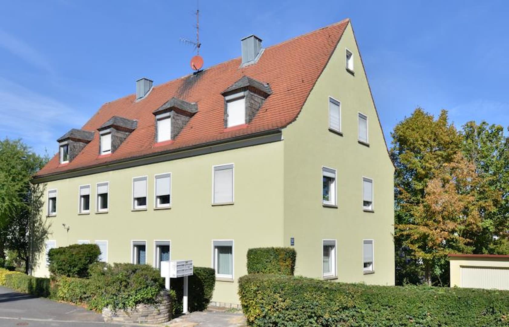2,5 Zimmer. | 2 Garagen. | Bezugsfrei. | Und das im oberen Frauenland.