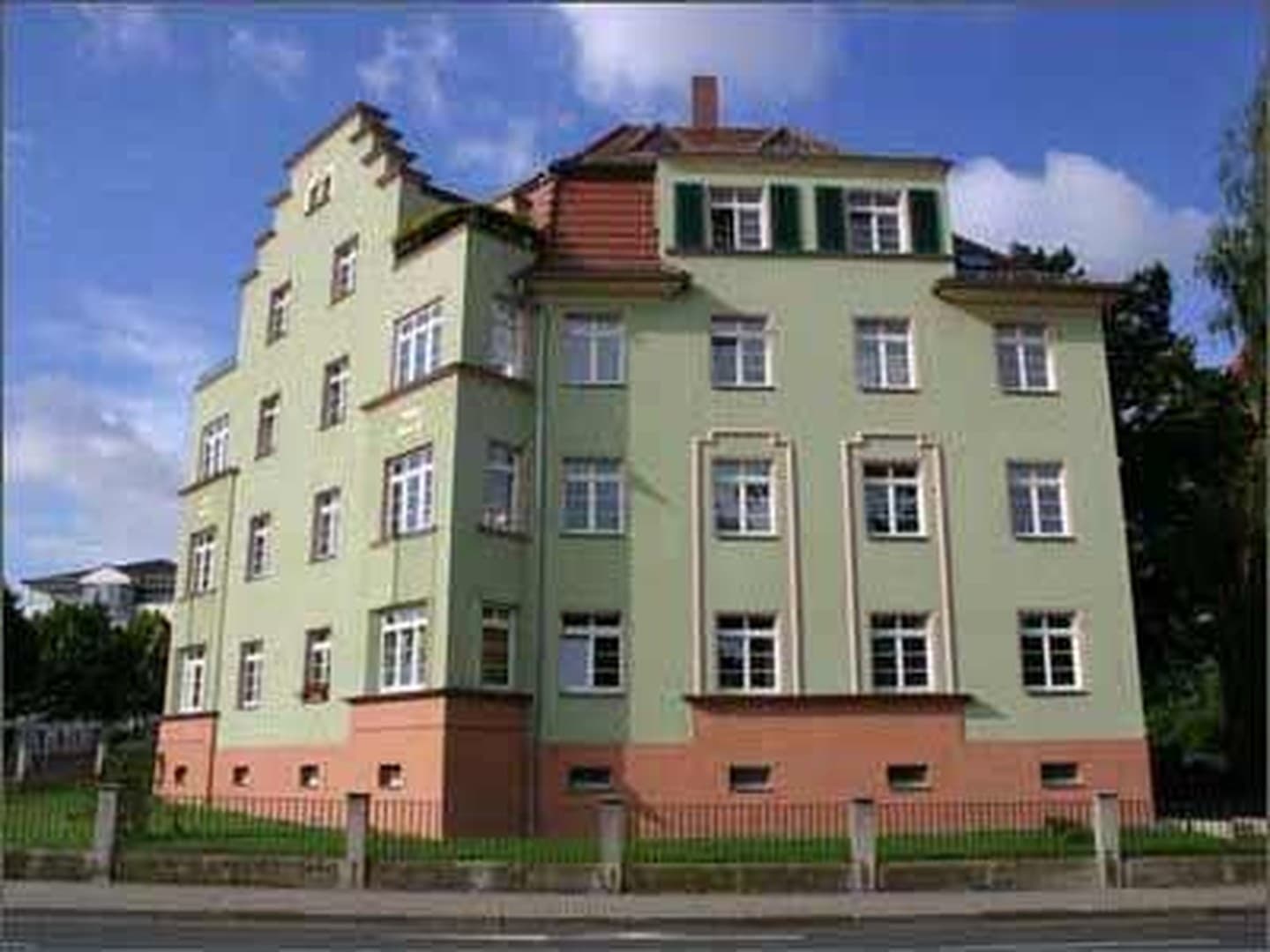 Liebevoll sanierte 2 RWE im Einzeldenkmal mit Balkon
