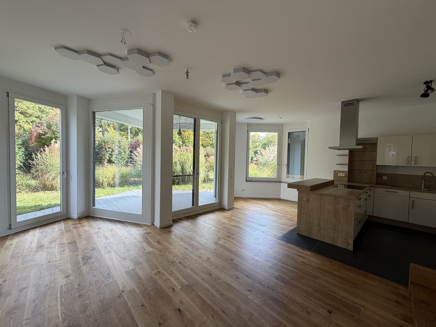 Direkte Seenähe & Provisionsfrei: 3 Zimmer Gartenwohnung EBK, TG inkl, Seezugang gegenüber