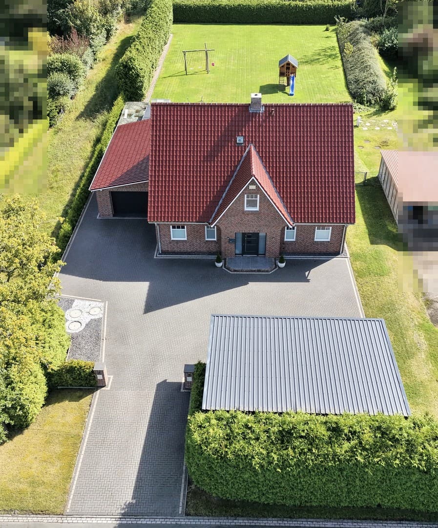 EXKLUSIVES DREIGIEBELHAUS MIT AUßERGEWÖHNLICHEM GARTENGRUNDSTÜCK
