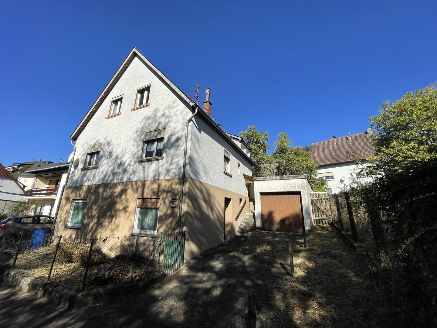 Freistehendes Einfamilienhaus mit Garage und Garten