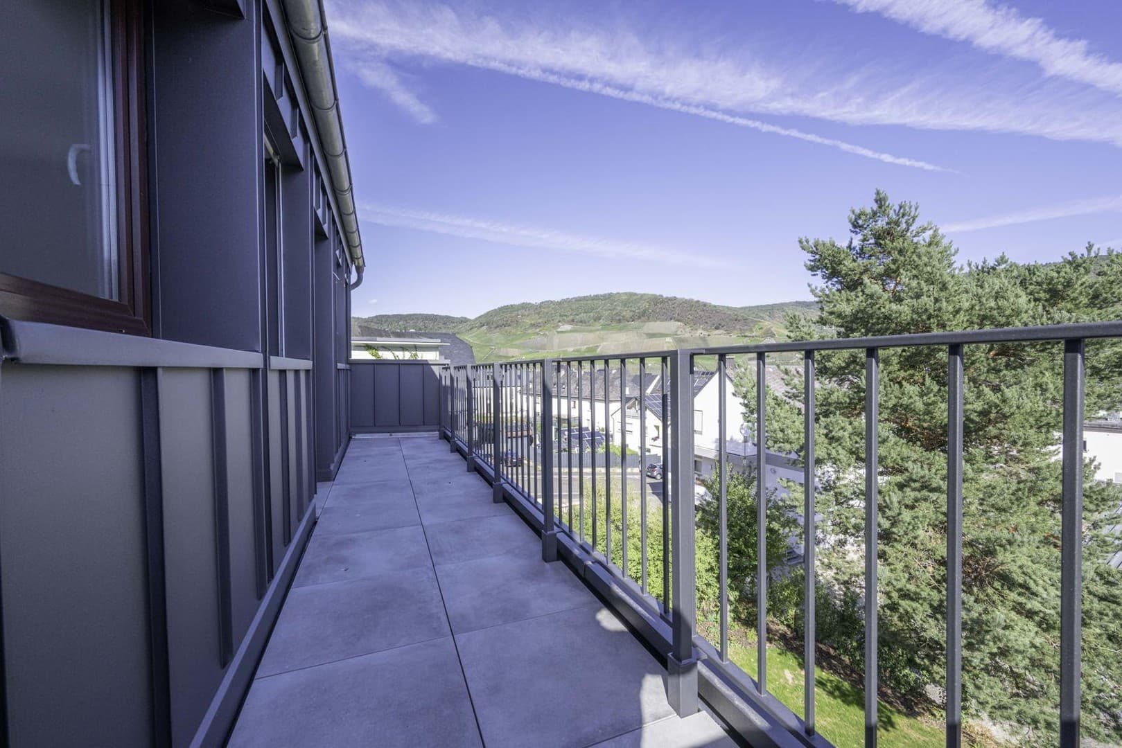 Ein Haus mit Aussicht – DG-Wohnung mit Panorama-Burgblick, klimatisiert