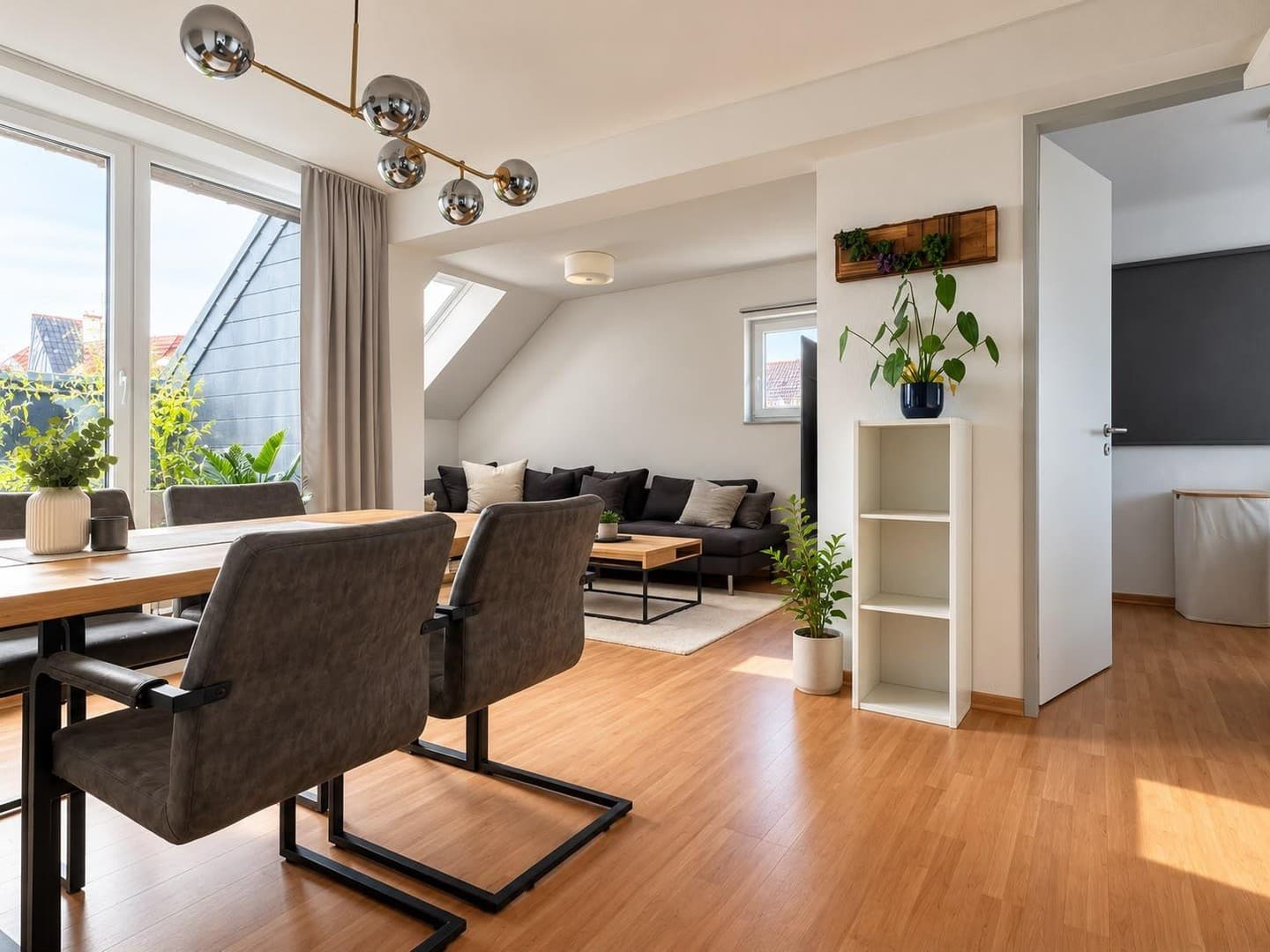 Schöne 3-Zimmer-Dachgeschosswohnung mit Südbalkon in der Südstadt – Nachmieter zum 01.12. gesucht