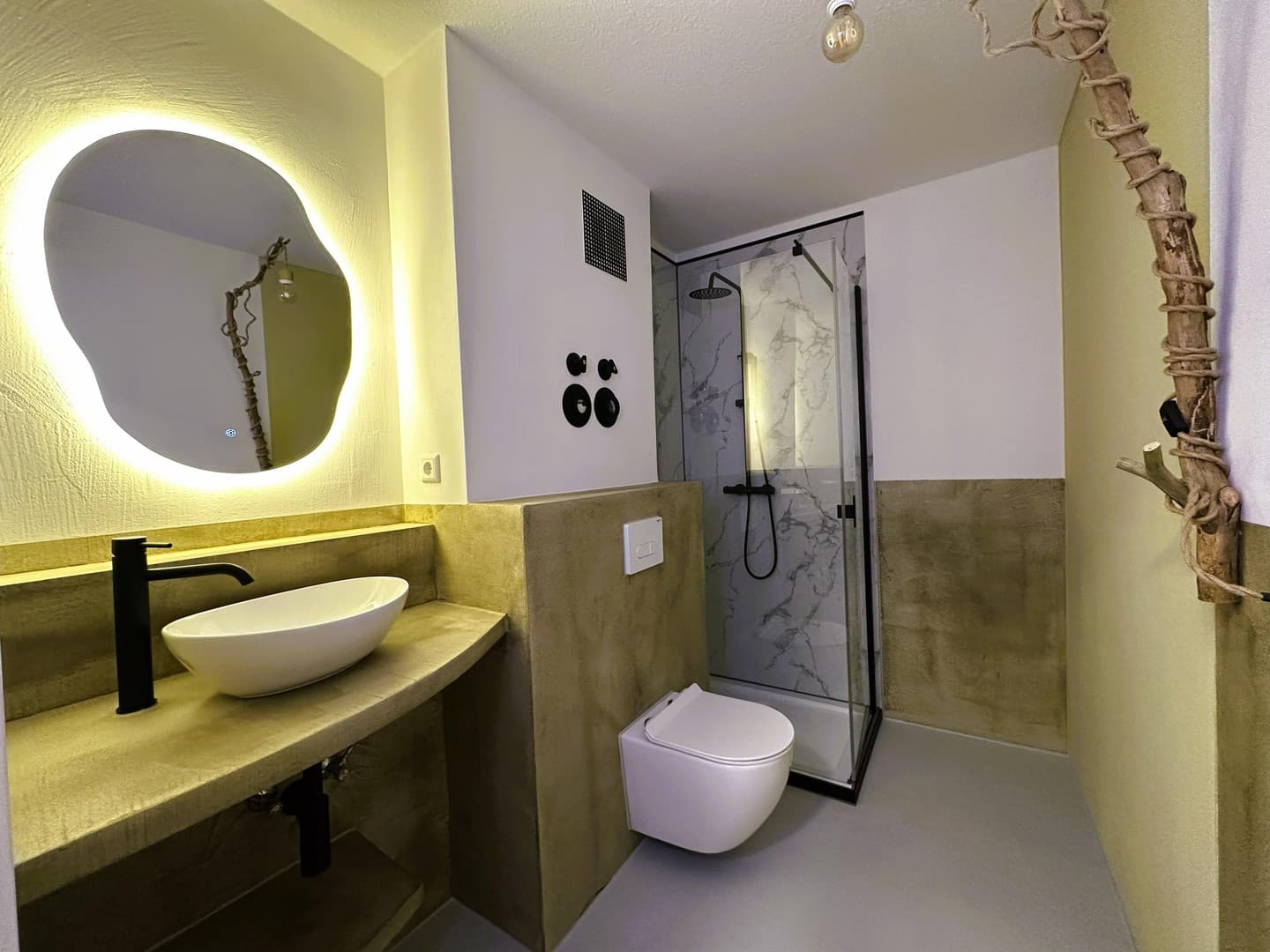 Hochwertig renoviert: 2,5 Zimmer-Wohnung mit Terrasse und Stellplatz