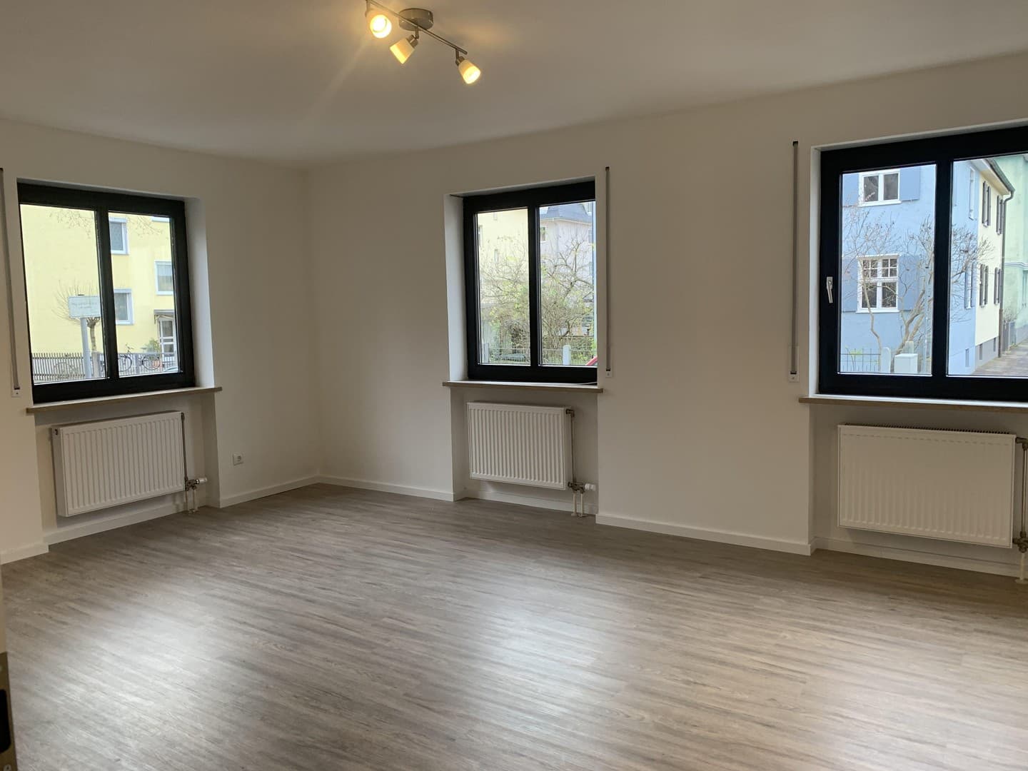 Schöne 3 Zi-Kü-Bad mit Balkon in Pfersee