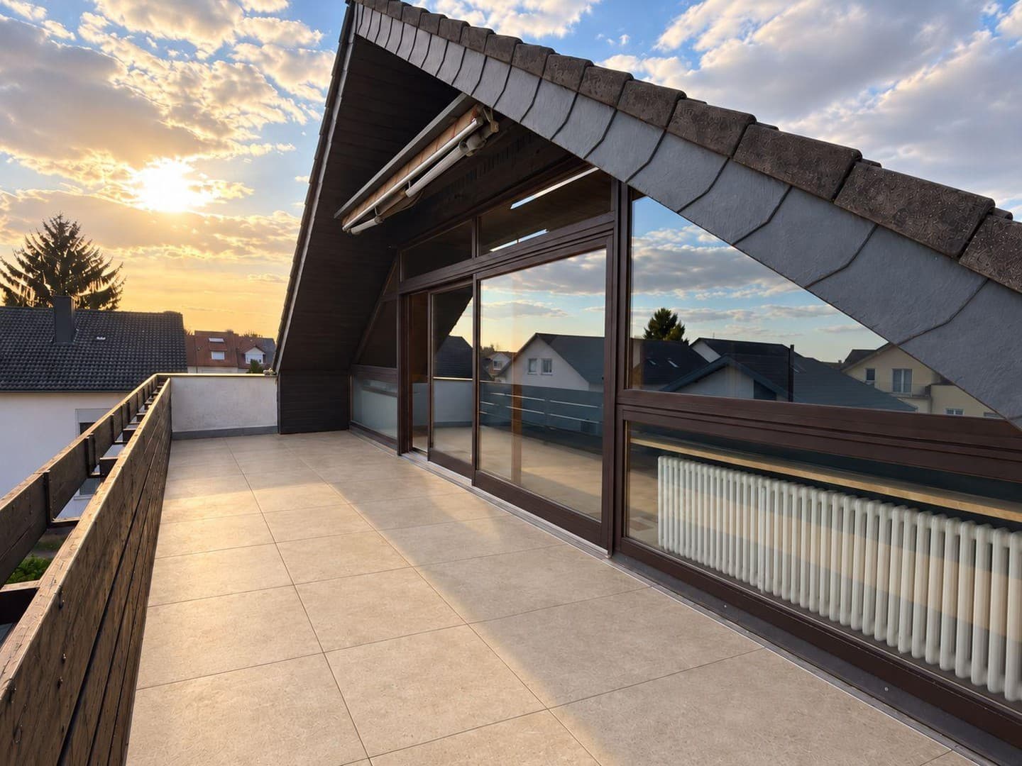 Dachgeschoss mit Charakter: 3 Zimmer, Fischgrätparkett, 26 m² Südterrasse, frei ab 01.11.