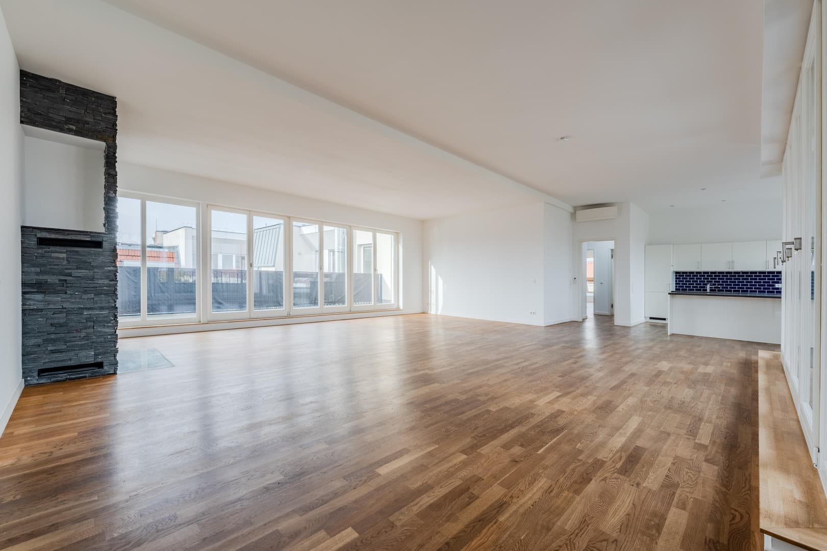 Dachgeschosswohnung direkt am Boxhagener Platz ! 7-Zimmer ! Provisionsfrei !