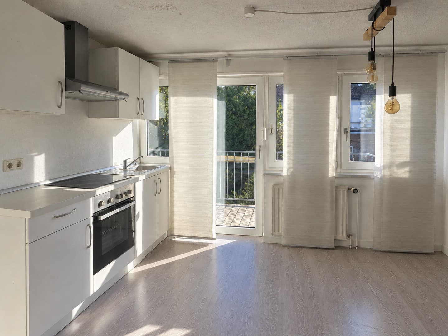Gemütliche 2-Zimmer-Dachgeschosswohnung mit Balkon und Einbauküche in ruhiger Lage