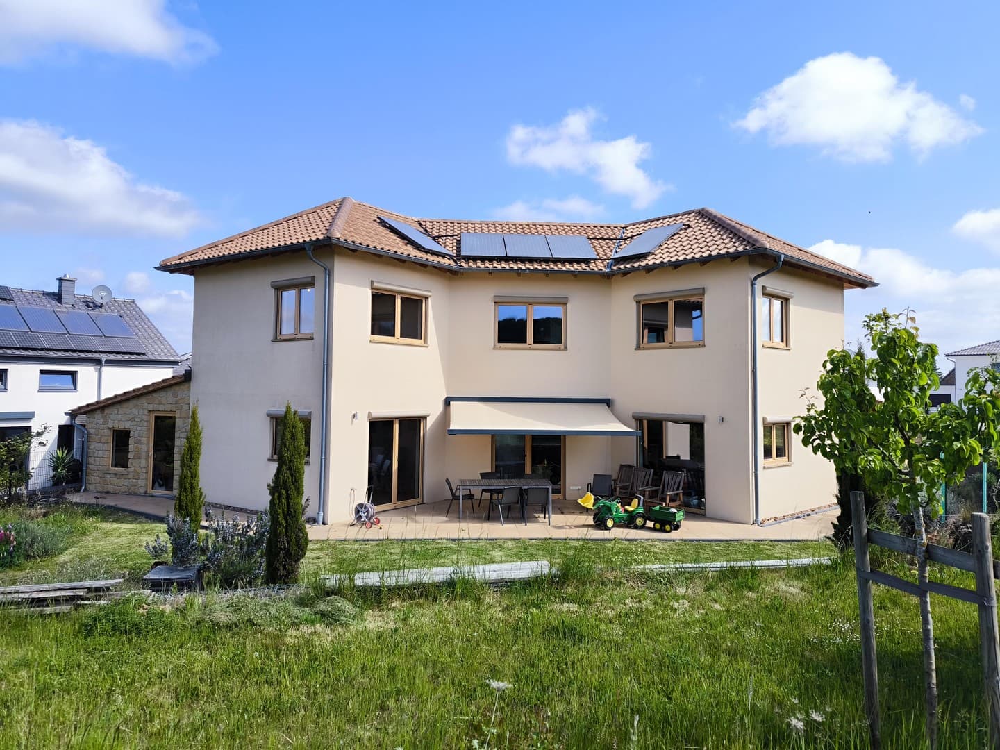 Optimal für Mainz- und Alzey-Pendler: Mediterranes Einfamilienhaus mit Waldblick und Südterrasse