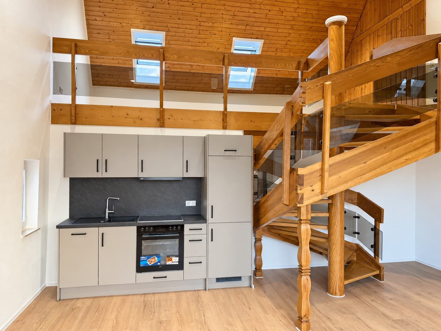 Exklusive 2,5-Zimmer-Maisonette mit Aufzug, neuer Küche & Weitsicht – zentral in Weingarten