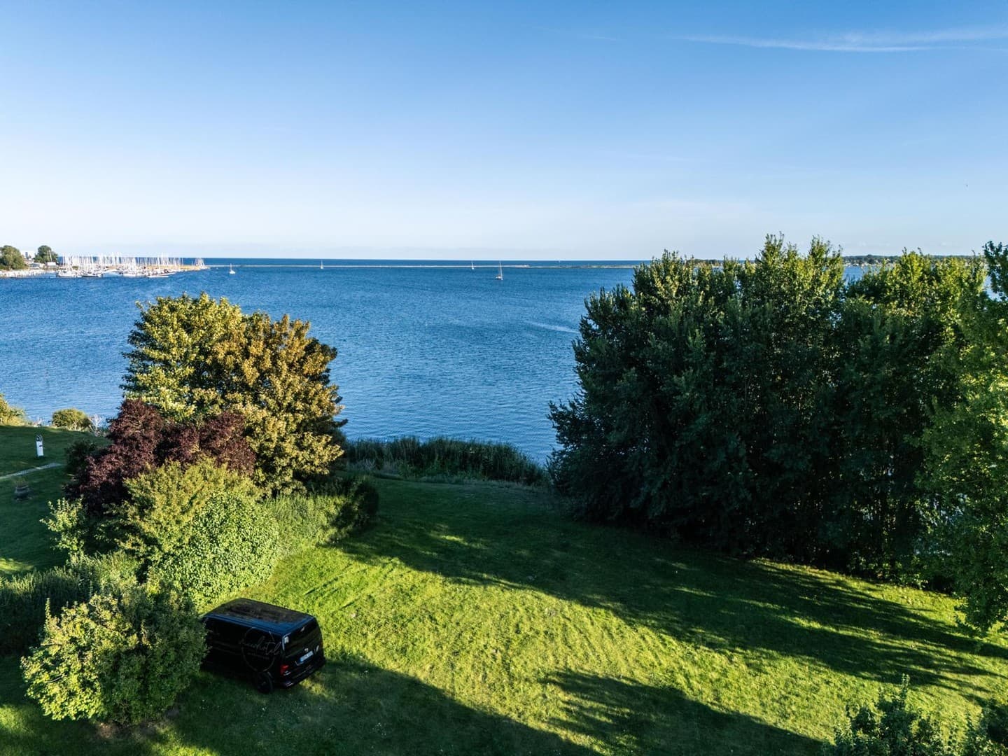 Baugrundstück 931 m² – erste Meereslinie am Fehmarnsund, Blick auf die Marina