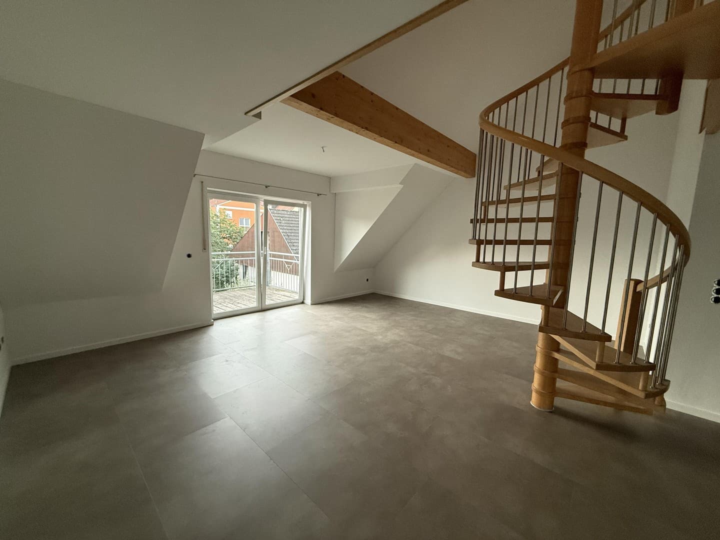 Helle Galeriewohnung mit Balkon und Blick ins Grüne in Steinweg