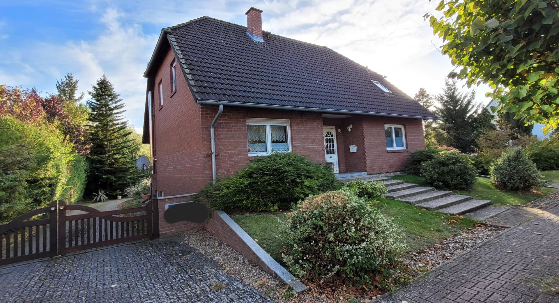 Familienfreundliches Einfamilienhaus mit Doppelgarage und großem Grundstück in Kusey