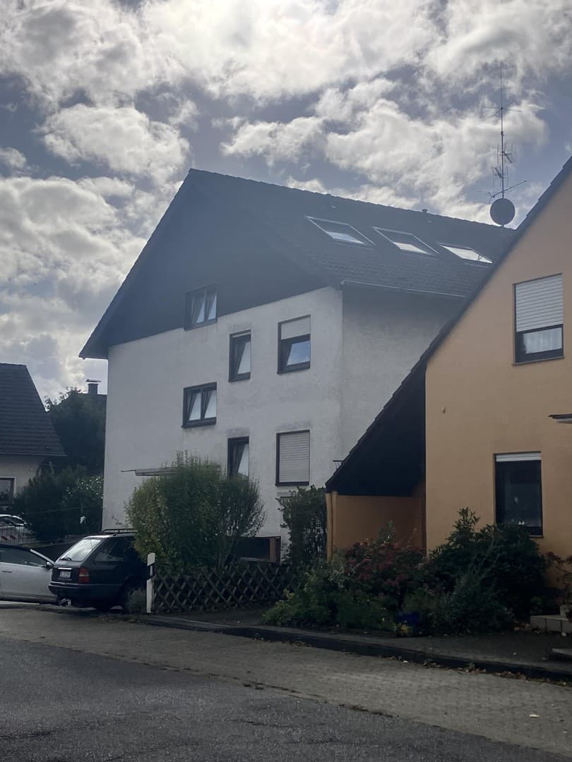 Ruhig großzügig persönlich: helle DG Wohnung mit Terrasse in kleinem MFH