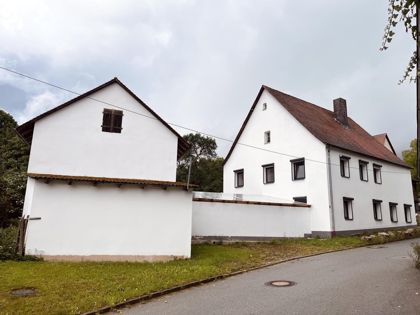 Einfamilienhaus/Bauernhaus mit Werkstatt, großem Grundstück, Scheune & Stall