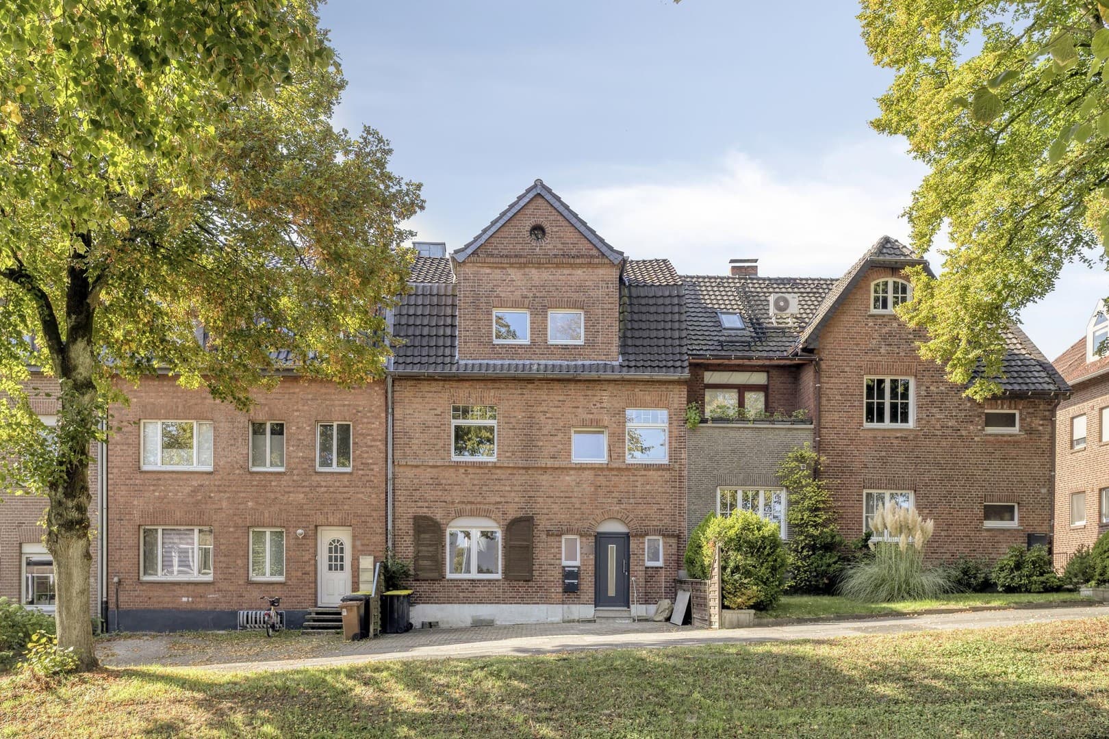 saniertes Zweifamilienhaus mit viel Platz. EG barrierearm .Nah an Wald & Zentrum. 8 Zimmer + 2x K+B
