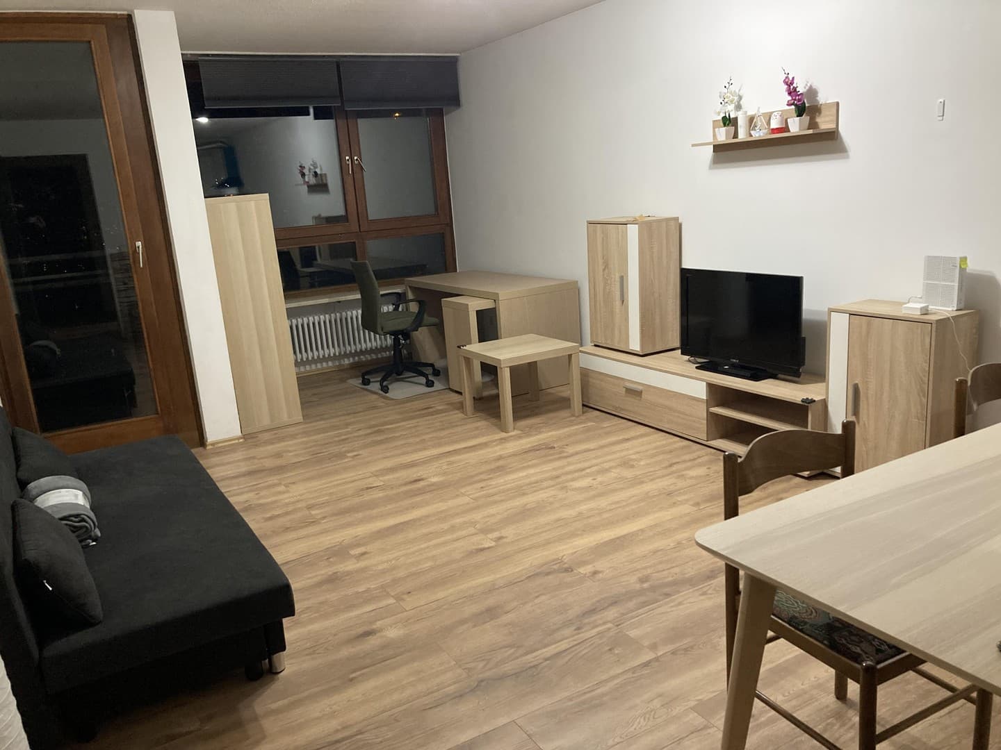 Zentrale, voll möblierte 2-Zi-Wohnung Küche Bad Balkon Internet