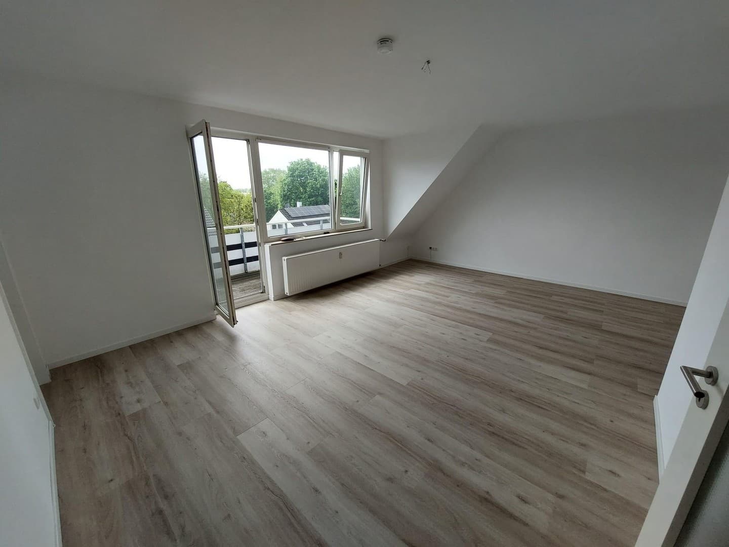 1-Zimmer-DG-Wohnung mit Südbalkon in Erkrath-Unterfeldhaus
