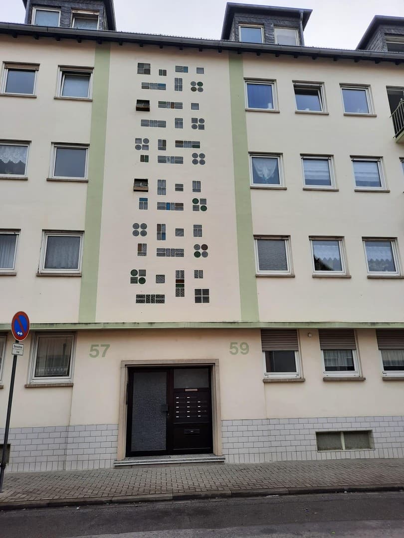 Achtung! Vollständig renovierte 1,5-Zimmer Wohnung im Souterrain mit Einbauküche und großem Keller