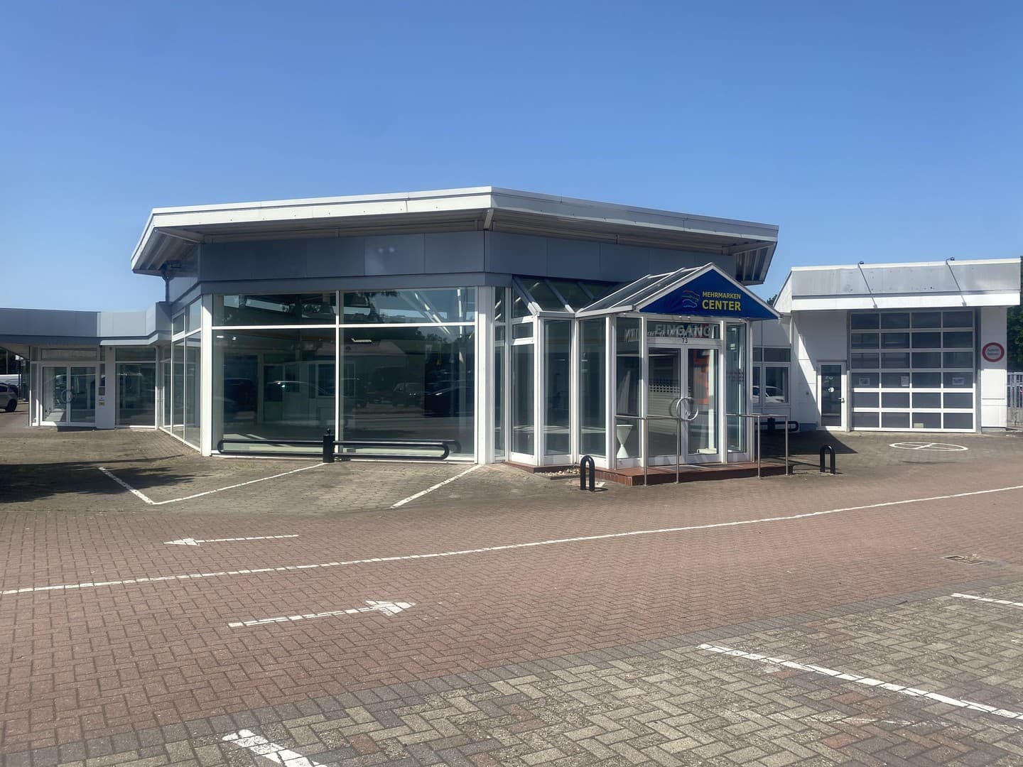 EINMALIG GÜNSTIG: 1.400 qm ex Autohaus + 900 qm Außenfläche - sofort frei!