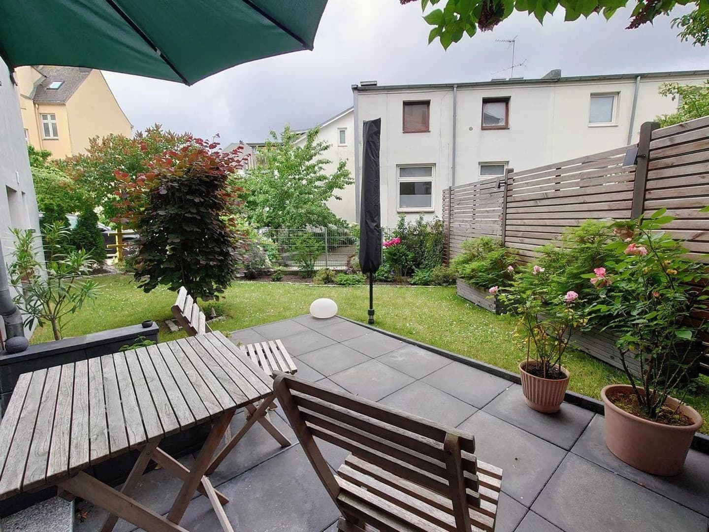 Moderne Souterrainwohnung mit Garten