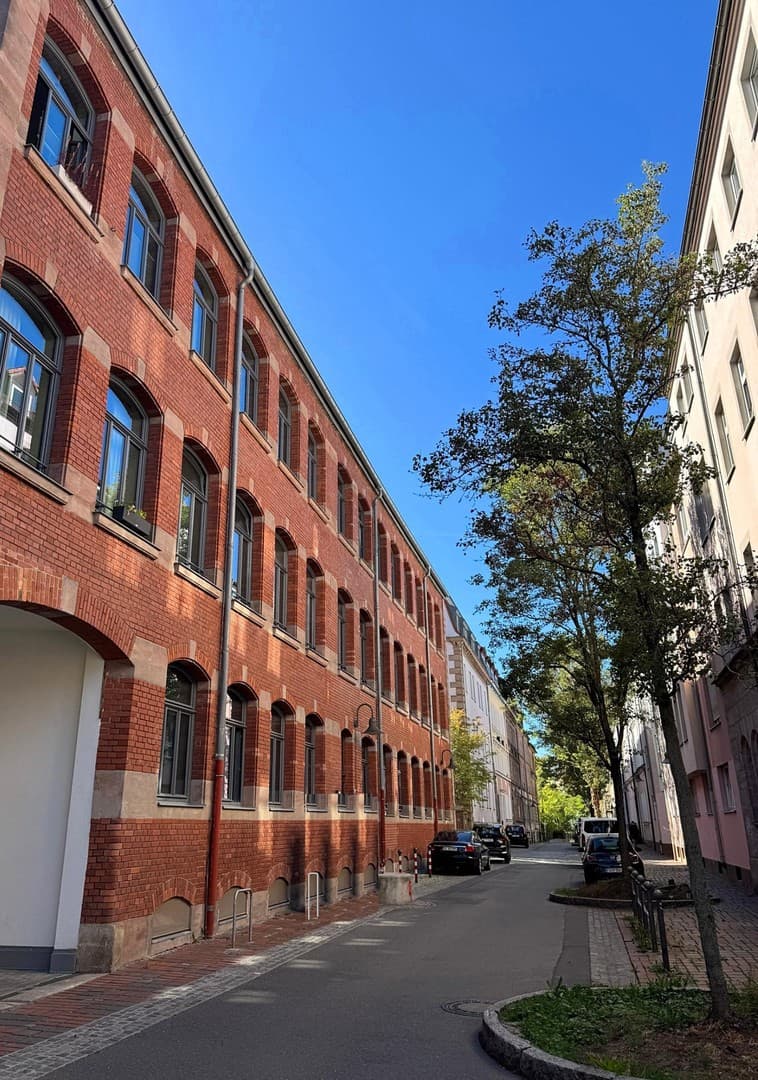 Kernsanierter Klinkerbau: 3 Zimmer, 102 m², Fußbodenheizung, Eichenparkett, Blick Lorenzkirche