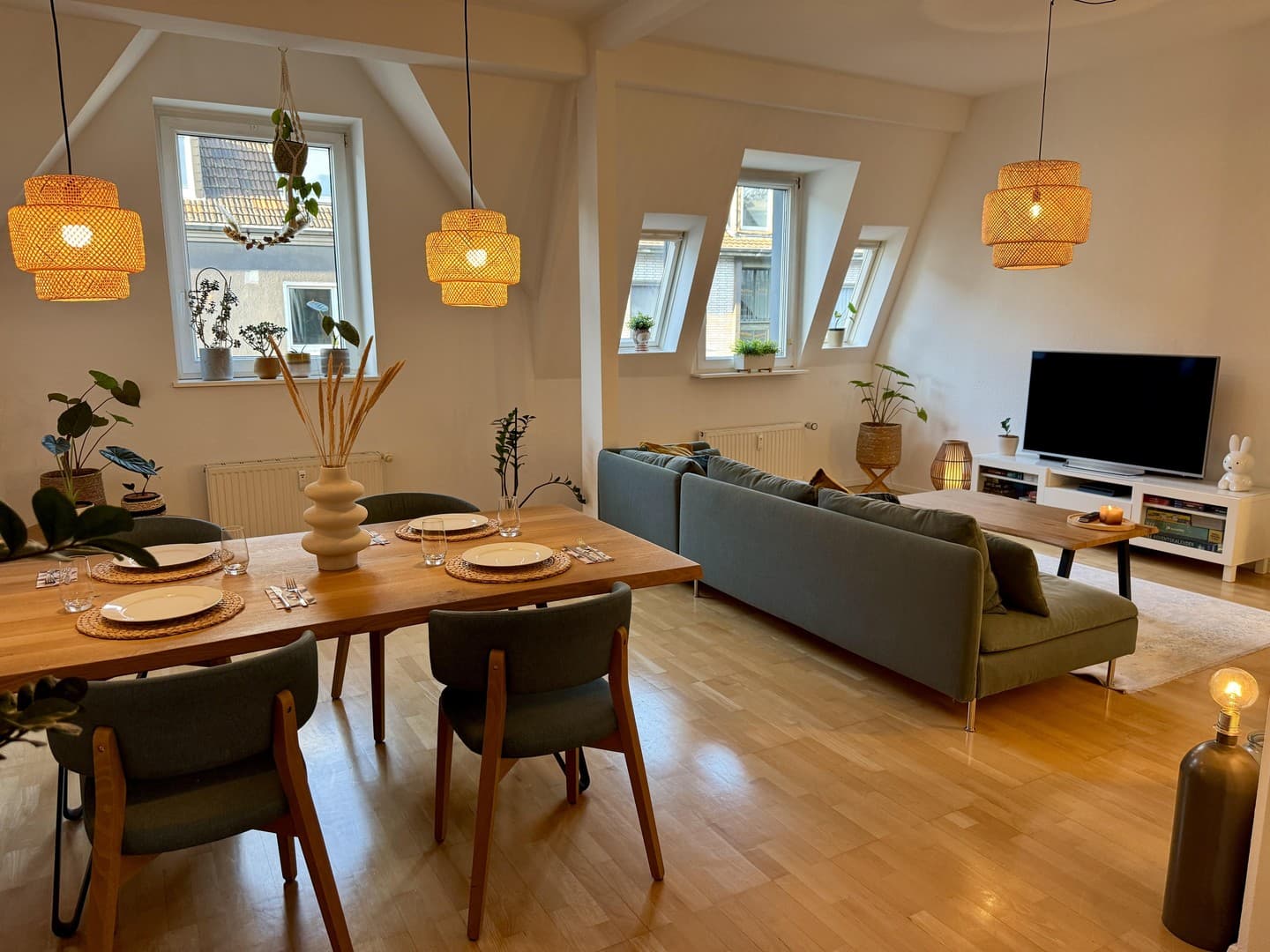 Lichtdurchflutete Altbau-Maisonette mit Kamin, Klimaanlage und ruhigem Wohnambiente