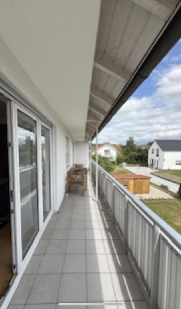 Helle 3ZKB Wohnung 1 Stock 89 m2 mit großem Süd Balkon und Einbau Küche sowie Garage