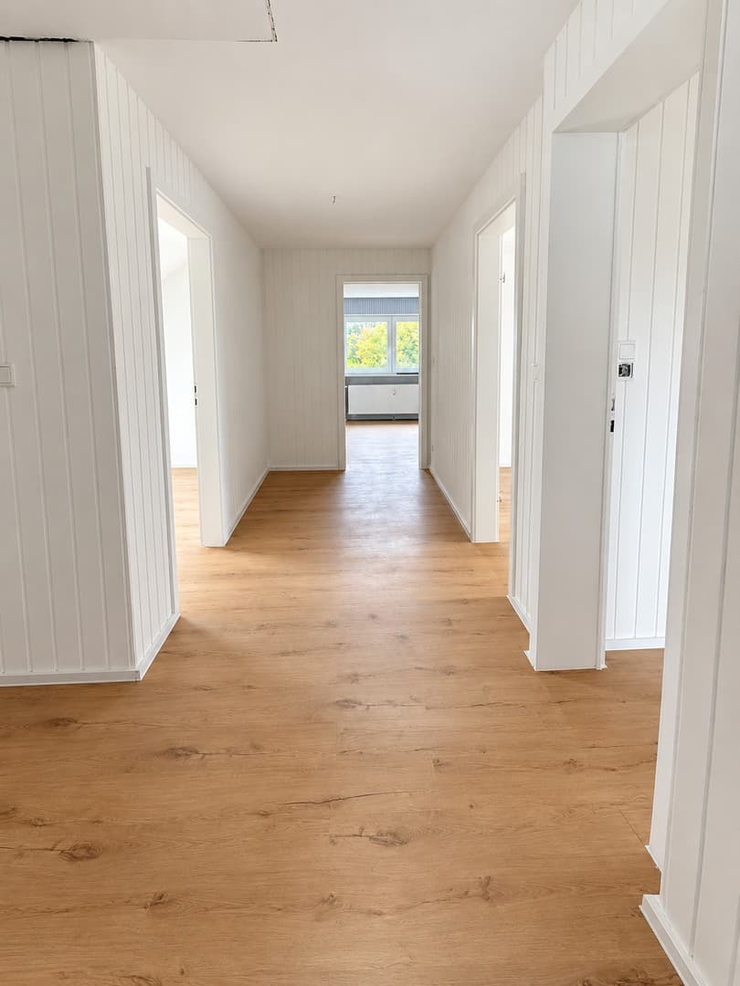 Frisch renoviert: Helle Dachgeschosswohnung mit Tageslichtbad in Springe-Holtensen