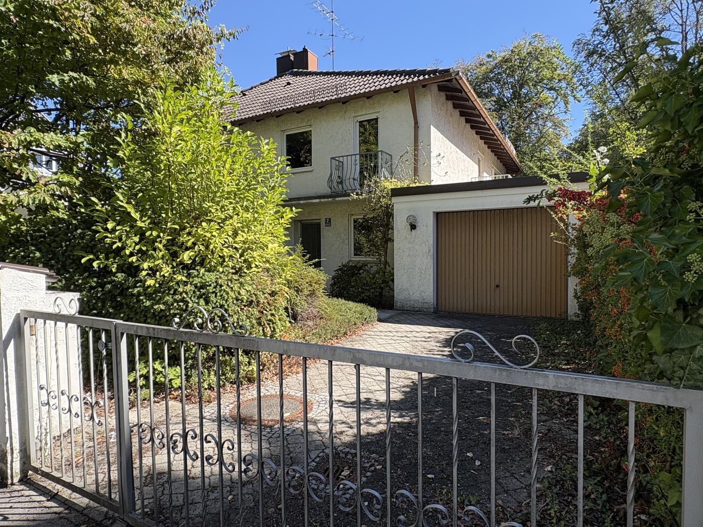 Gegen Gebot ohne Provision: Großzügige Doppelhaushälfte in München-Hadern