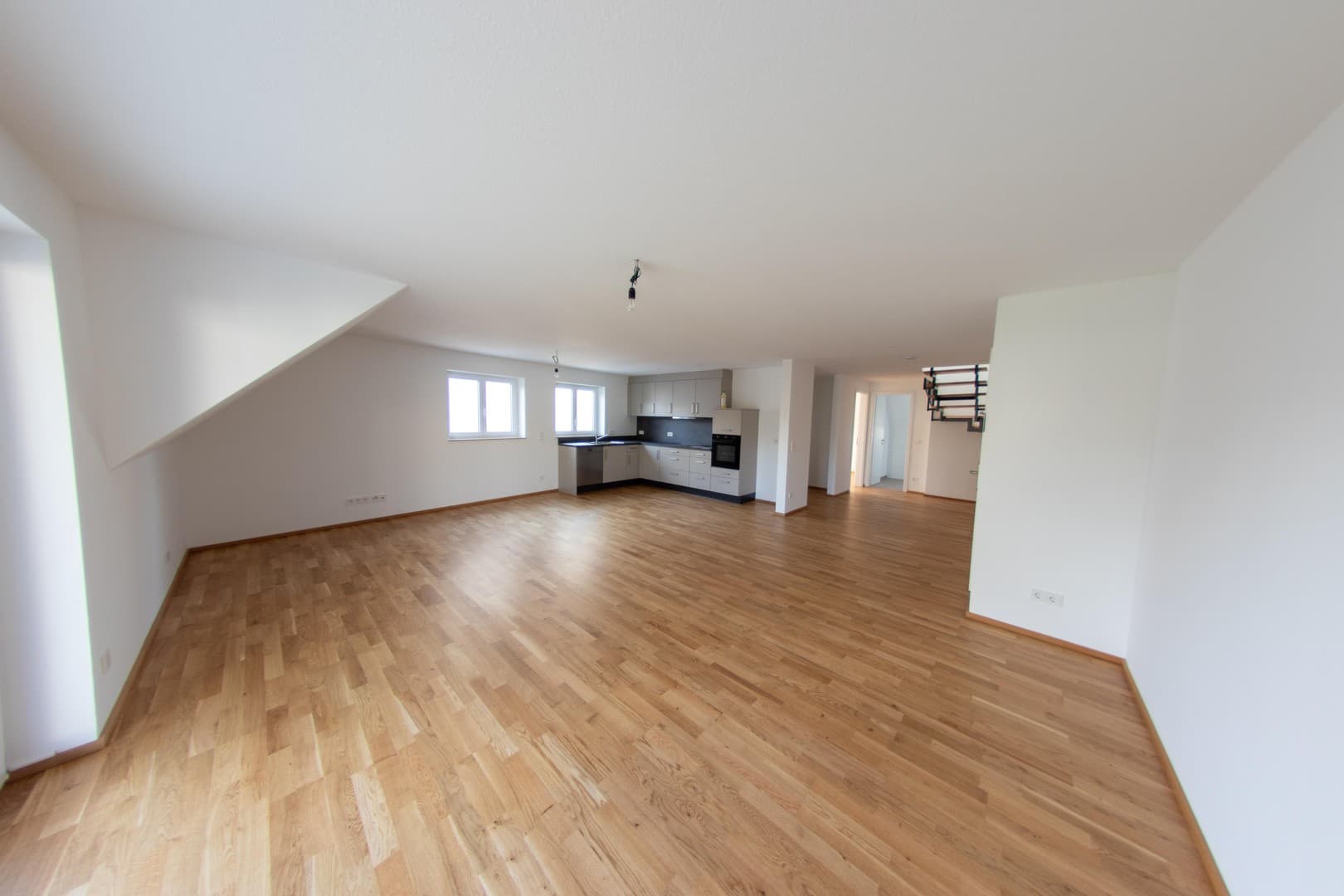 Moderne Neubau-Maisonettewohnung mit hochwertiger Ausstattung, Balkon und EBK