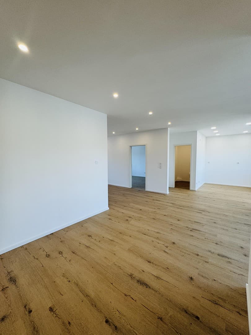 Neuwertige 6-Zimmer-Wohnung mit Einbauküche, Hauswirtschaftsraum und 2 Balkonen