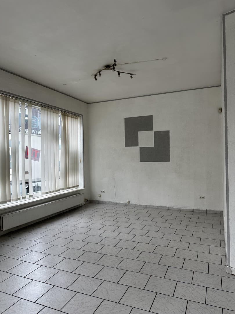 95 m² Ladenlokal mit großer Schaufensterfront & Laufkundenpotenzial | Attraktiver Renovierungsbonus!