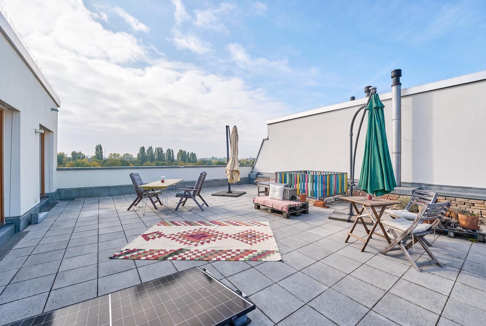 Über den Dächern Berlins: Lichtdurchflutete DG-Maisonette mit 92m² Dachterrasse & Panoramablick