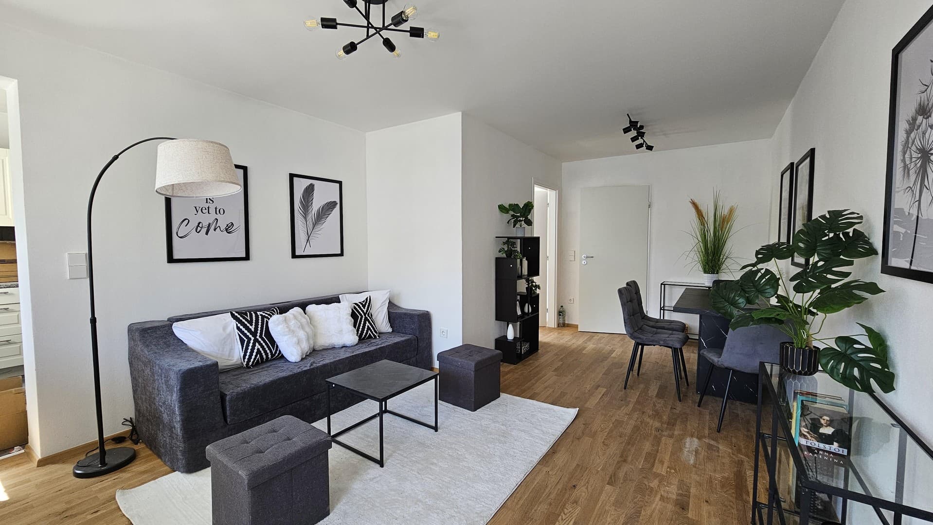 3-Zimmer-Wohnung: Komplett renoviert, schreinergefertigte Einbaumöbel & U6 direkt vor der Haustür!