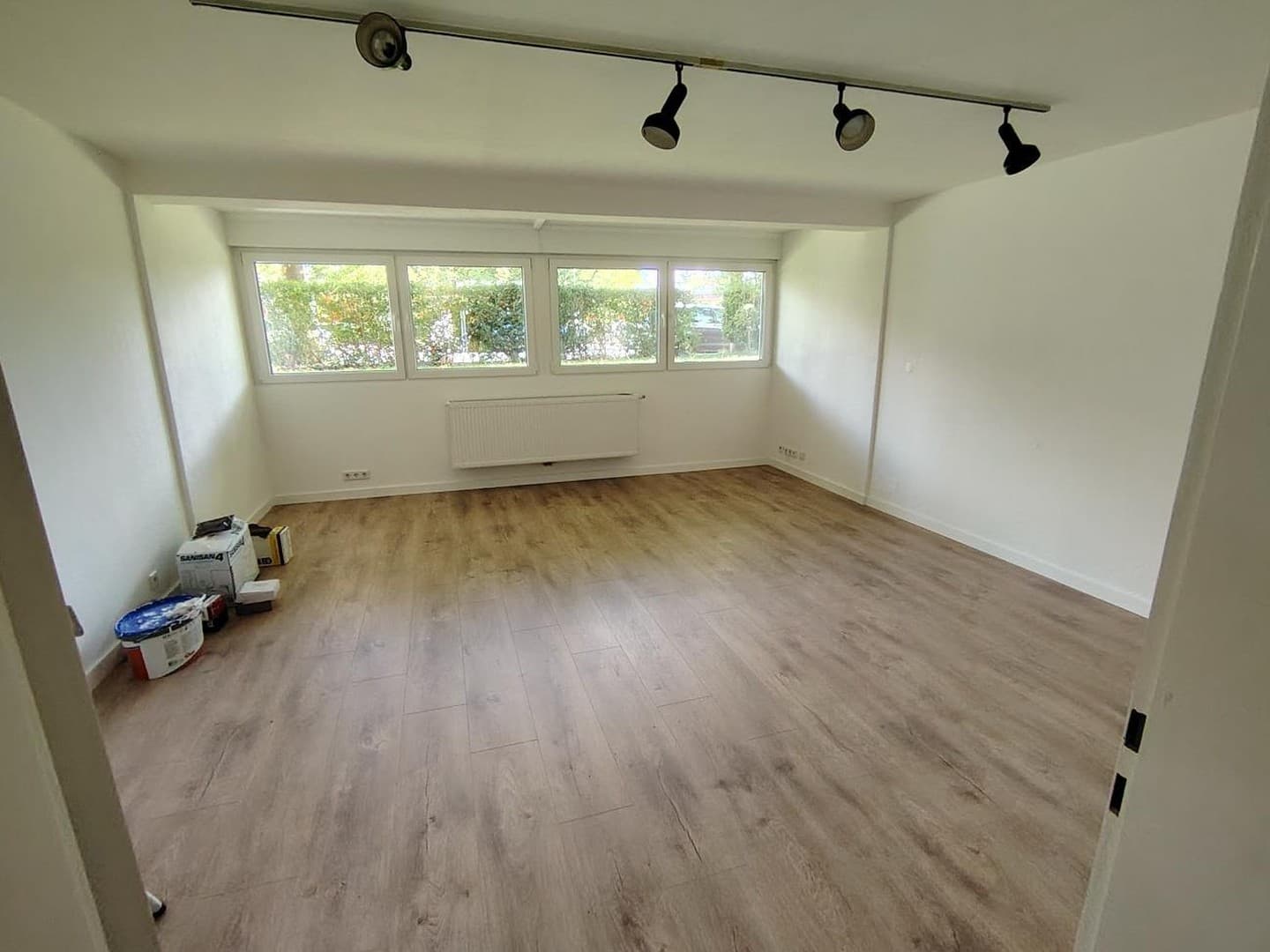 Frisch sanierte 2-Zimmer Souterrain-Wohnung direkt neben S-Bahn. Ideal für Pendler