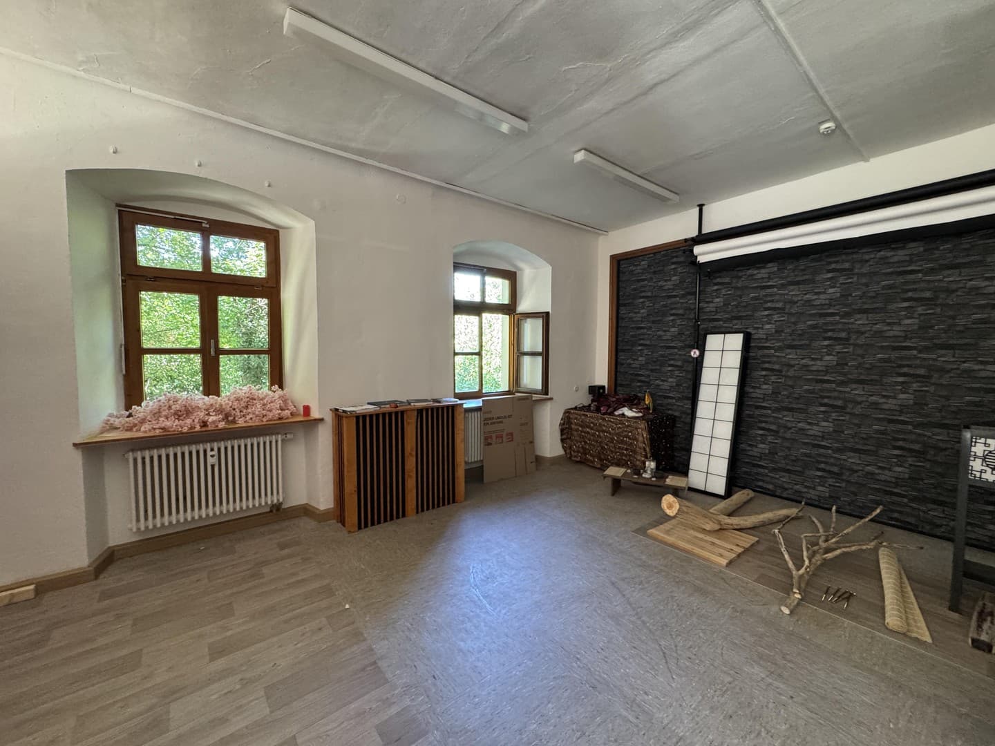 55 m² Gewerberaum – große Fenster & 3 m Raumhöhe – nur 275 € monatlich