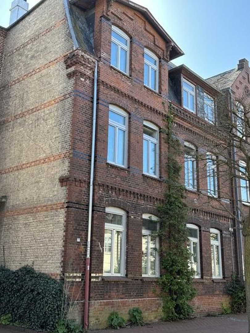 Historisches Stadthaus mit 4 Wohneinheiten, Garten und Ostseeblick – 160 m zum Meer