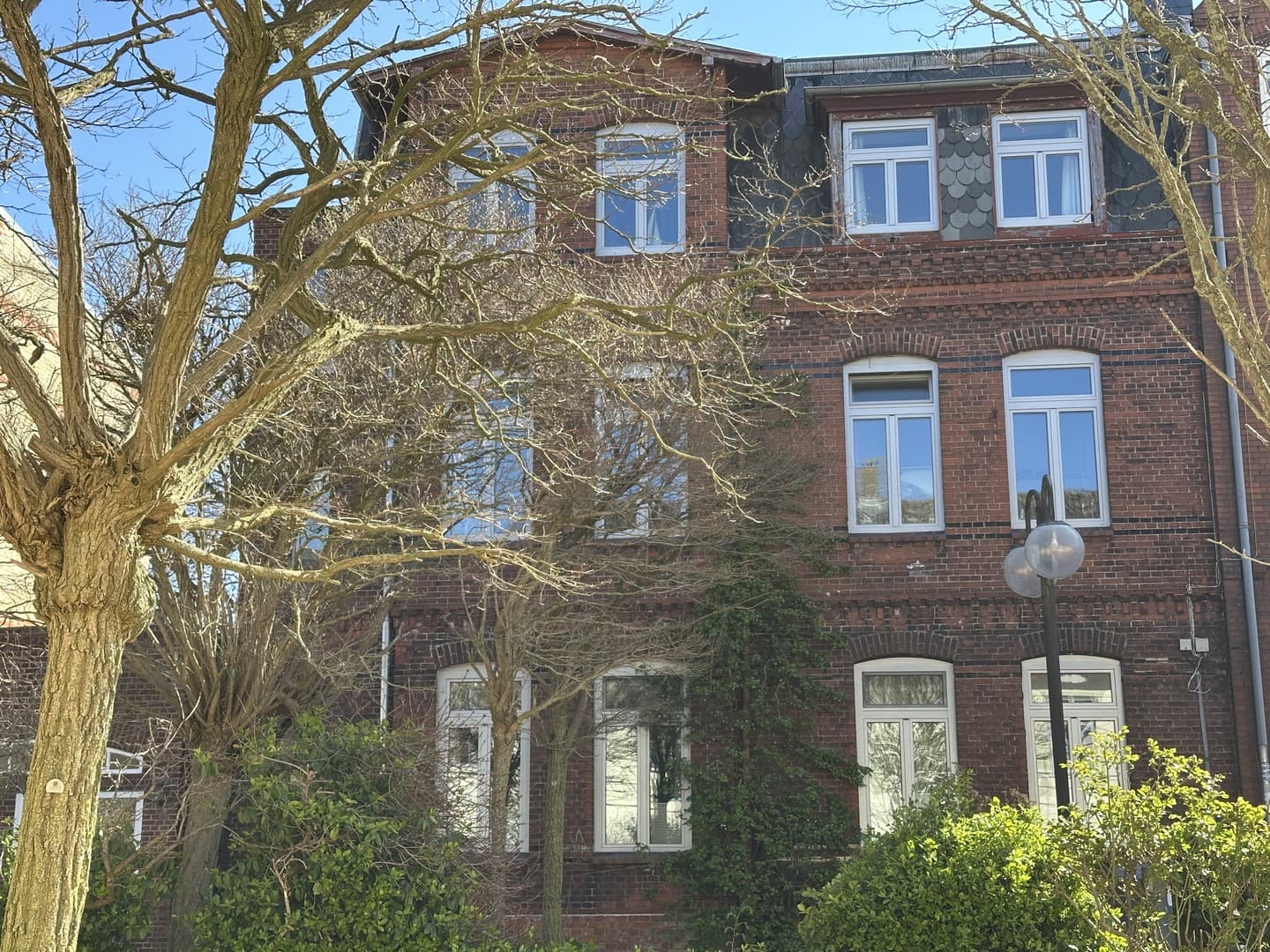 Historisches Stadthaus 160 m z. Kurstrand mit 4 Wohneinheiten, Garten und Ostseeblick