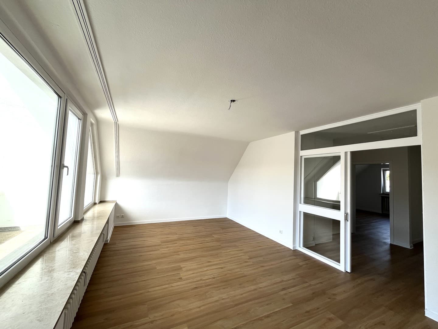 Helle sanierte Dachgeschosswohnung mit großem Balkon.
