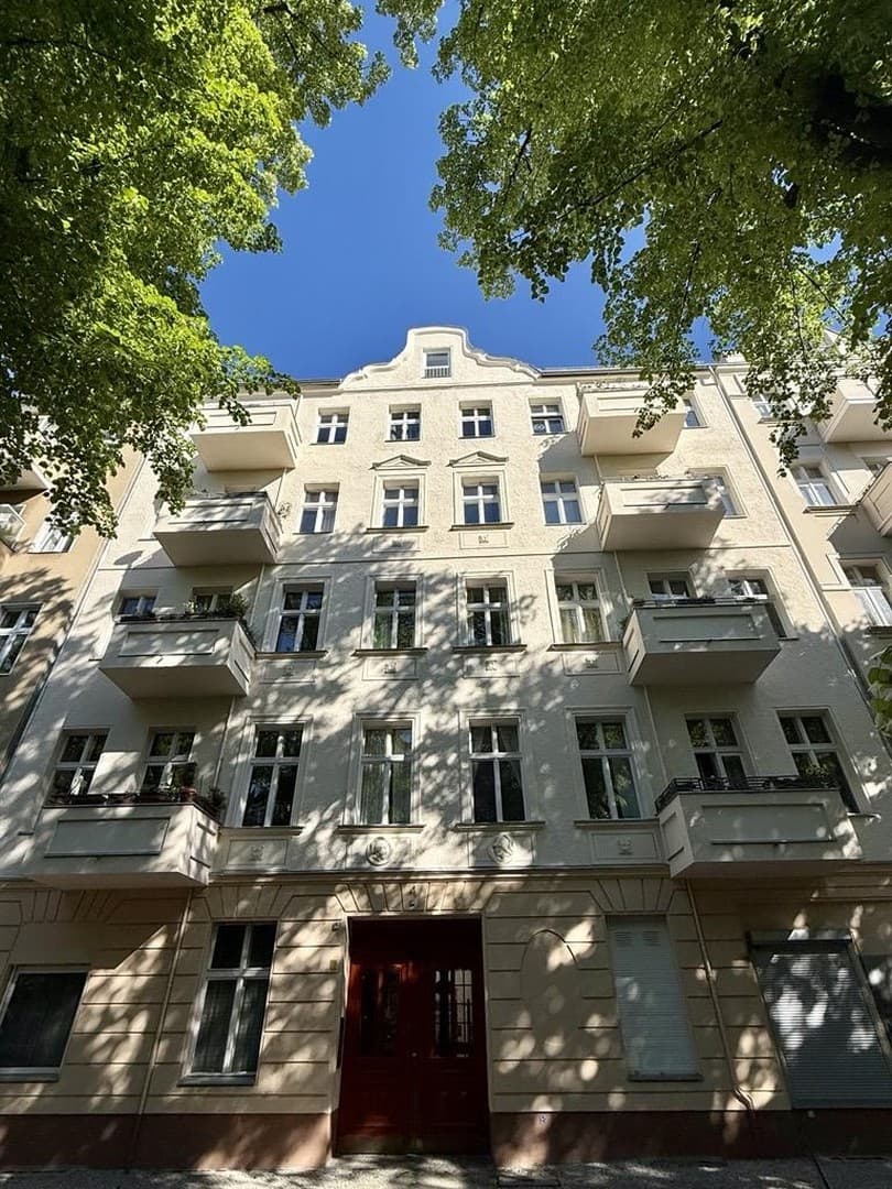 Ruhig & lichtdurchflutet - 3 Zimmer-Altbauwohnung mit Balkon in Charlottenburg