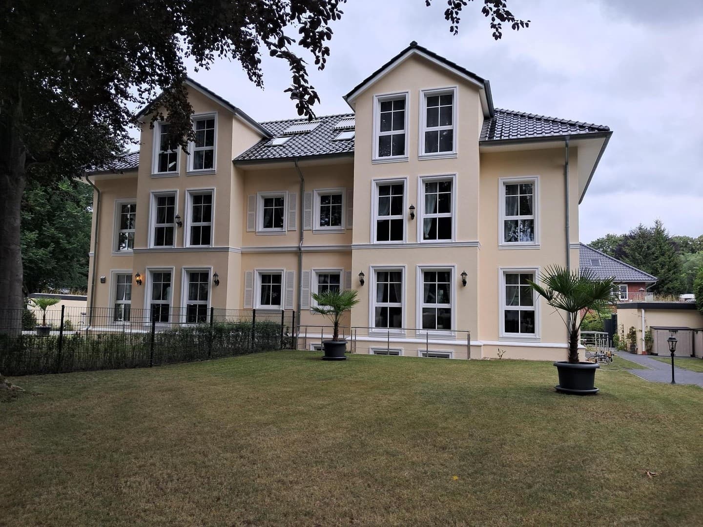 A+ Neubau-Stadtvilla (2WE) in Elbnähe