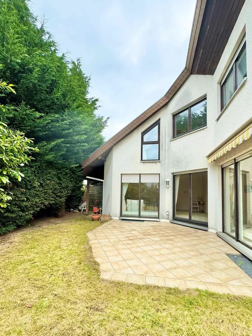 Lage! Familienglück! Einziehen, ankommen, wohlfühlen. Großes Einfamilienhaus mit Garten und Garage
