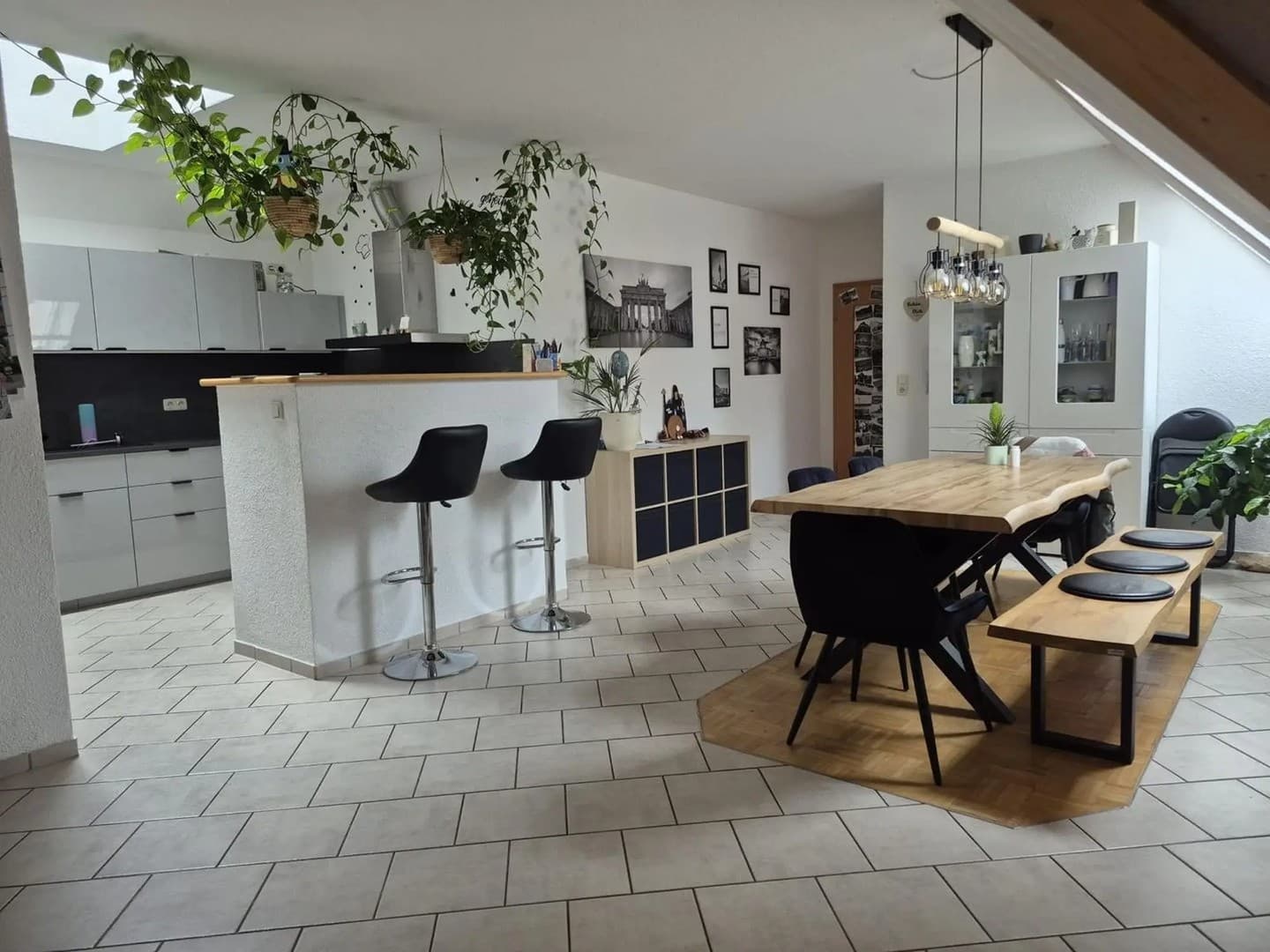 Großzügige, helle 4- Zimmerwohnung mit Balkon, Kamin und Stellplätzen (Niedrigenergiebauweise)