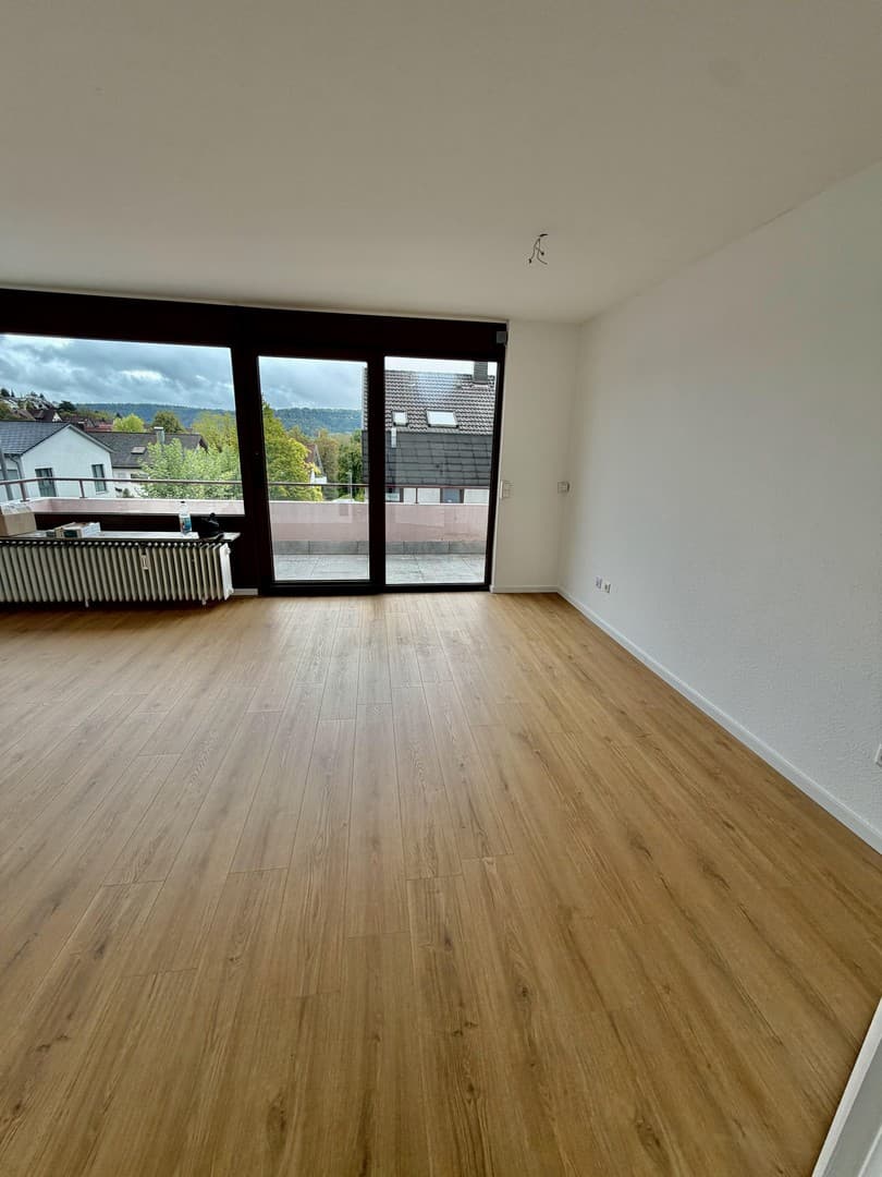 Vollständig frisch renovierte 4-Zimmer-Wohnung mit Balkon und neuer Einbauküche
