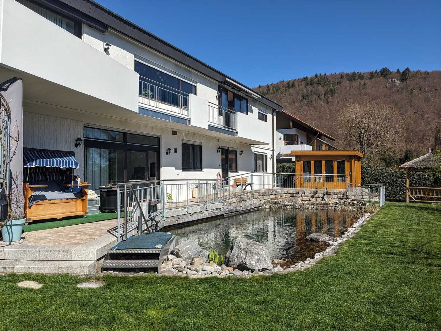 Einfamilien/Mehrparteien Haus: 2 Wohnungen plus Studio