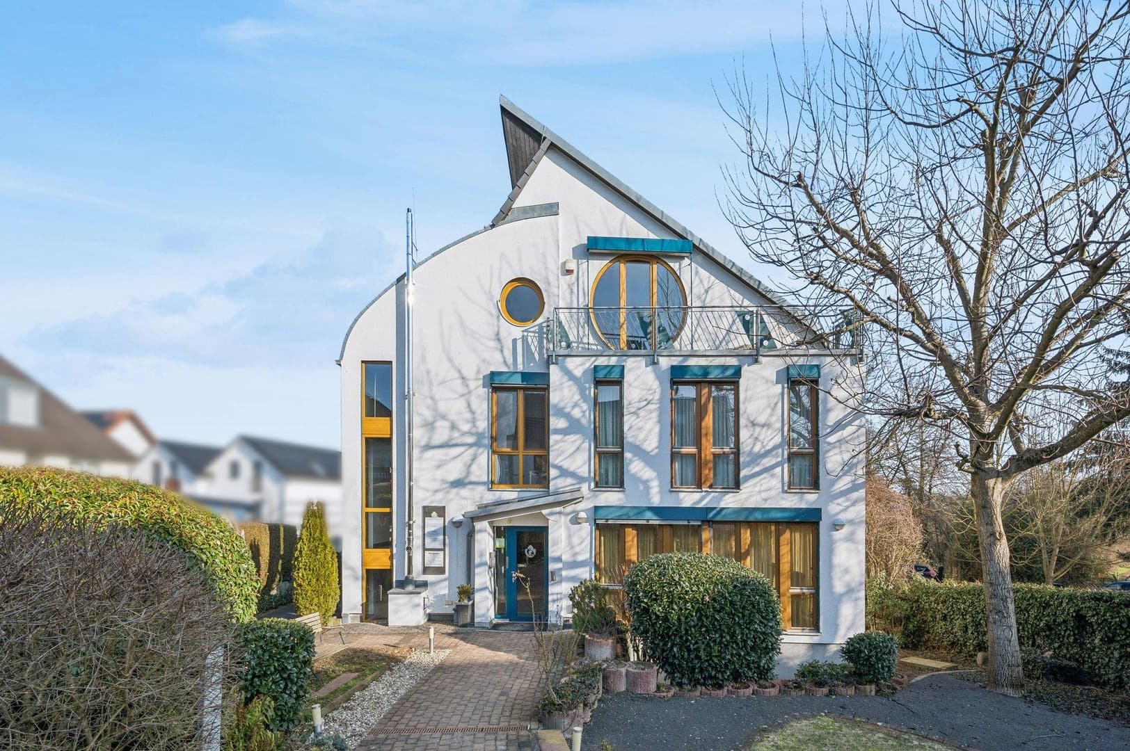 Geschäftshaus mit Penthouse-Wohnung in Friedberg Fauerbach