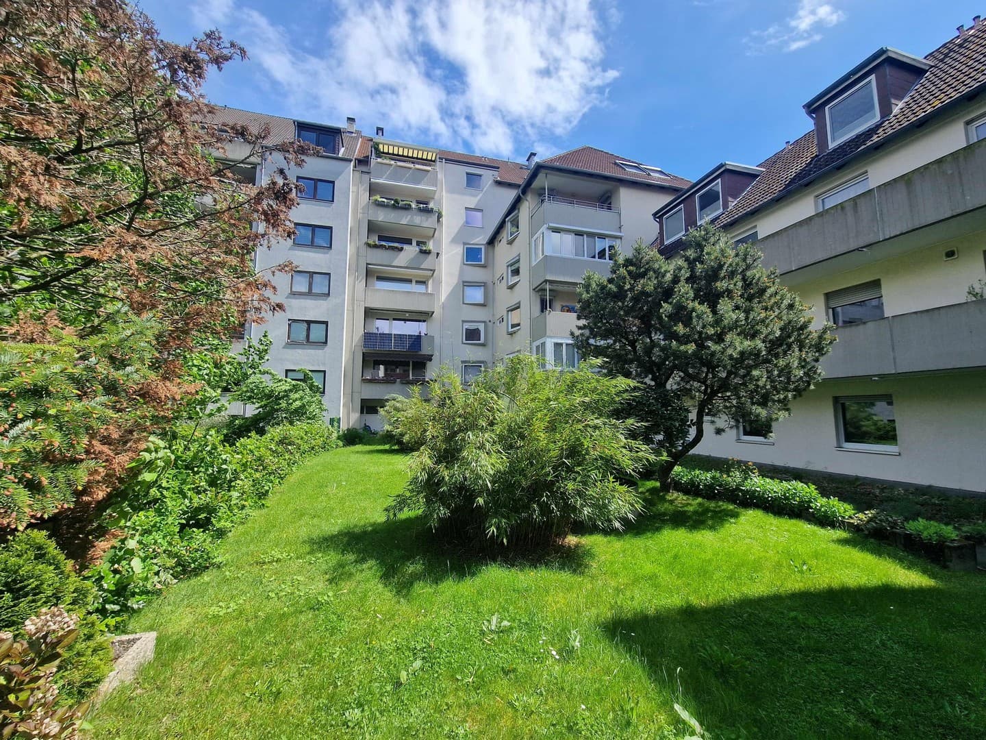 Lichtdurchflutete 4 Zimmer Eigentumswohnung mit Balkon und Tiefgaragenstellplatz